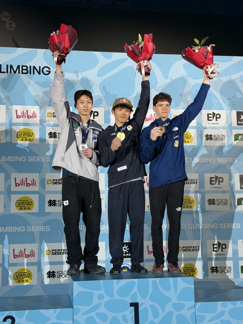 스포츠클라이밍 국가대표 이도현(왼쪽)이 3일 열린 2026 월드클라이밍시리즈 1차 대회에서 남자부 볼더링 은메달을 땄다. (대한산악연맹 제공)