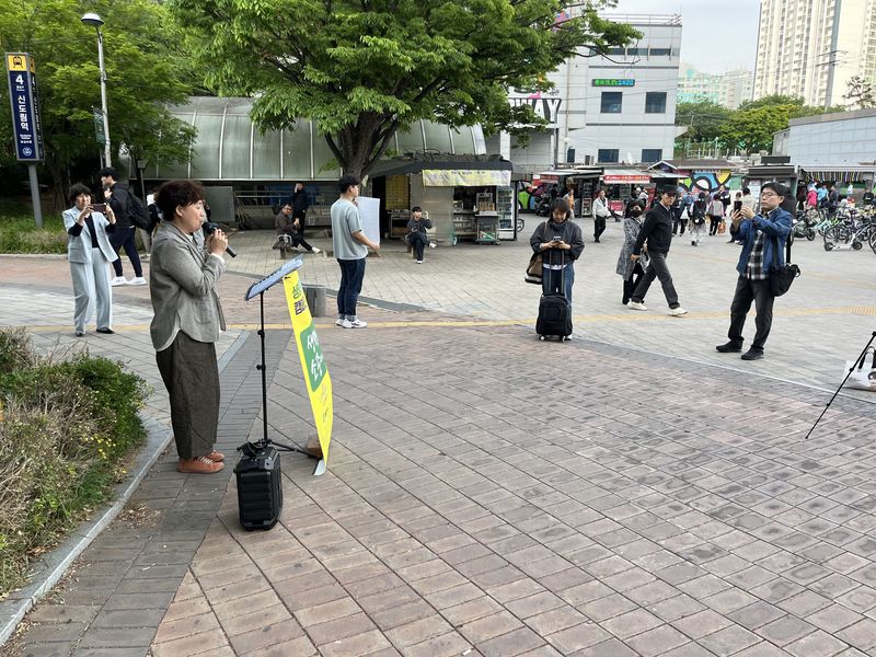 [서울=뉴시스] 29일 서울 구로구 신도림역 2번 출구 앞에서 열린 '생명문화 캠페인' 버스킹 중 노래하는 싱어송라이터 배진희 씨 2026.04.30. suejeeq@newsis.com