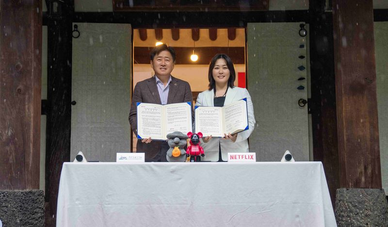 오영훈 제주도지사와 김민영 넷플릭스 아시아태평양 콘텐츠 총괄이 2025년 5월 16일 제주시 향사당에서 ‘제주 문화관광과 콘텐츠 활성화를 위한 업무협약’을 체결한 뒤 협약서를 들어 보이고 있다. 이번 협약은 제주 로케이션 콘텐츠 제작 지원과 국내외 홍보 채널 연계, 원스톱 협업체계 구축을 담고 있다. /사진=제주특별자치도 제공
