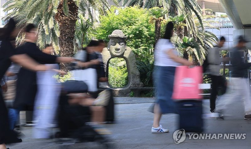 어린이날 연휴 앞두고 붐비는 제주공항 (출처=연합뉴스)