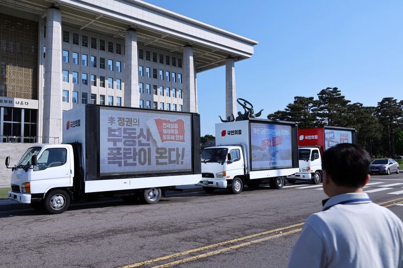 국회에 나타난 국민의힘 정책홍보 차량