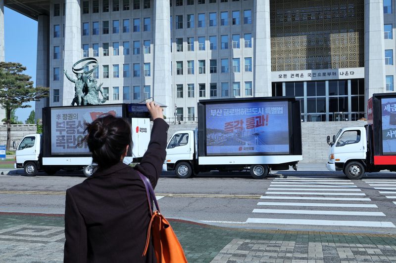 국회에 나타난 국민의힘 정책홍보 차량