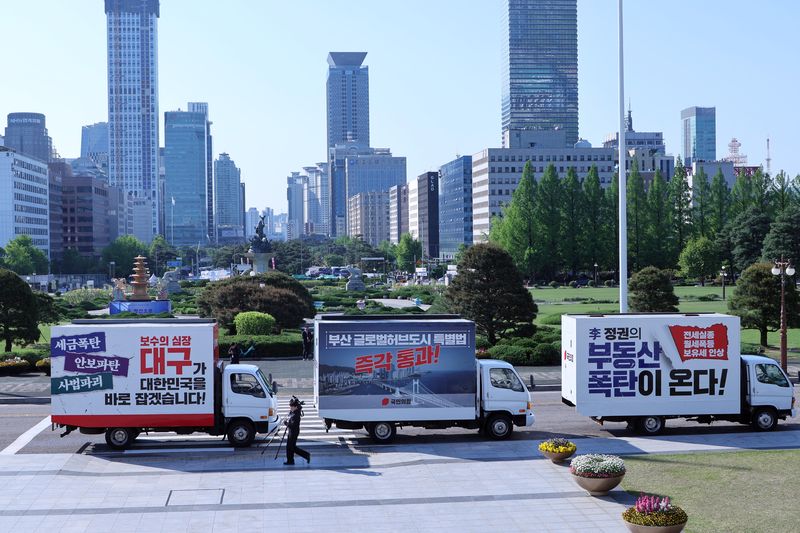 국회에 나타난 국민의힘 정책홍보 차량