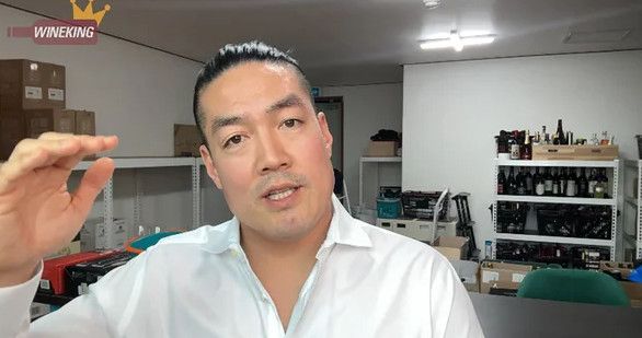 모수 서울의 와인 바꿔치기 논란을 지적하고 있는 와인킹. 사진=본인 유튜브 채널