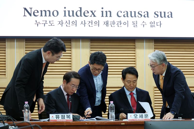 [서울=뉴시스] 고승민 기자 = 국민의힘 오세훈 서울시장 후보, 유정복 인천시장 후보, 개혁신당 조응천 경기지사 후보, 김정철 서울시장 후보가 4일 서울 여의도 국회 의원회관에서 열린 '사법내란 저지를 위한 수도권 광역단체장 후보 연석회의'에서 논의하고 있다. 2026.05.04. kkssmm99@newsis.com