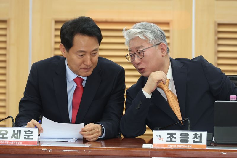 [서울=뉴시스] 고승민 기자 = 오세훈 국민의힘 서울시장 후보와 조응천 개혁신당 경기지사 후보가 4일 서울 여의도 국회 의원회관에서 '사법내란 저지를 위한 수도권 광역단체장 후보 연석회의'에서 대화하고 있다. 2026.05.04. kkssmm99@newsis.com