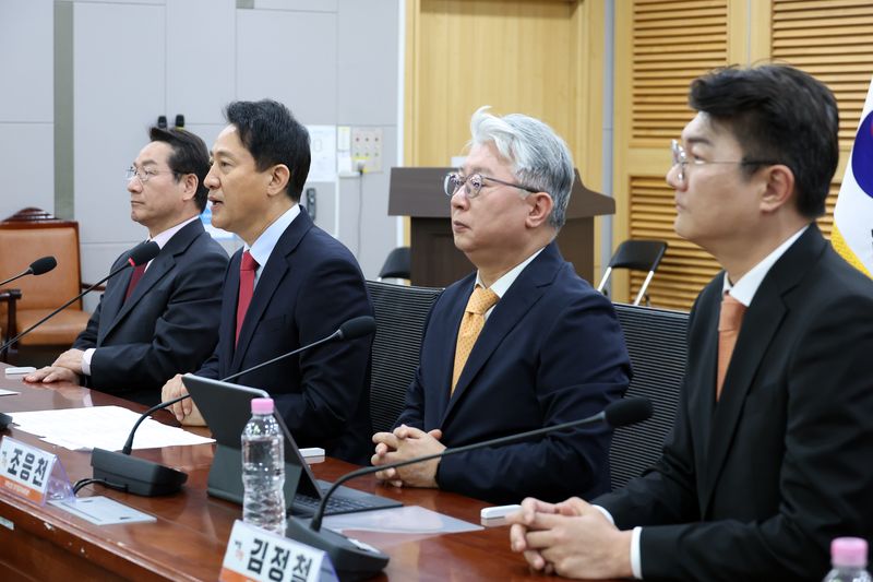 [서울=뉴시스] 고승민 기자 = 오세훈 국민의힘 서울시장 후보가 4일 서울 여의도 국회 의원회관에서 열린 '사법내란 저지를 위한 수도권 광역단체장 후보 연석회의'에서 발언하고 있다. 2026.05.04. kkssmm99@newsis.com