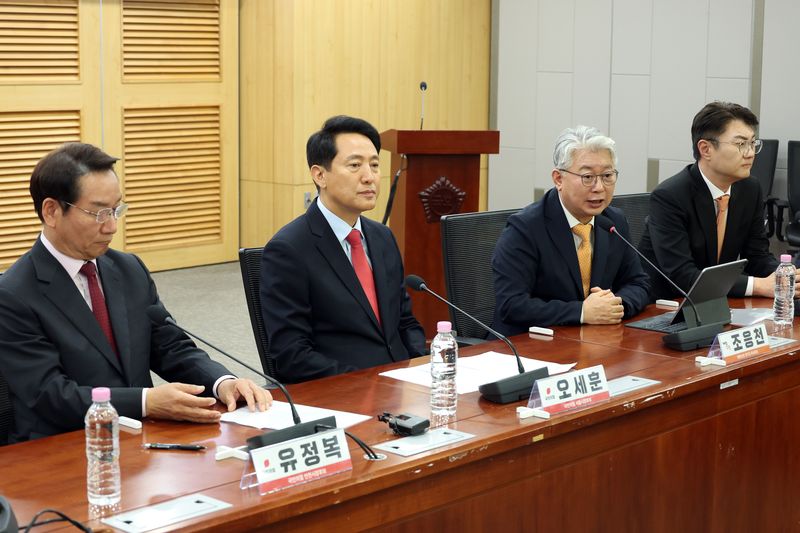 [서울=뉴시스] 고승민 기자 = 조응천 개혁신당 경기도지사 후보가 4일 서울 여의도 국회 의원회관에서 열린 '사법내란 저지를 위한 수도권 광역단체장 후보 연석회의'에서 발언하고 있다. 2026.05.04. kkssmm99@newsis.com