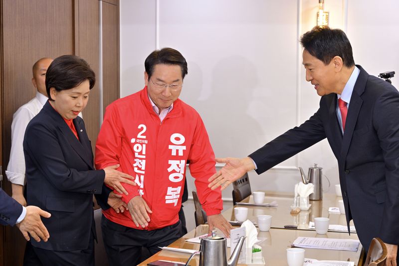 [서울=뉴시스] 고승민 기자 = 국민의힘 오세훈(오른쪽부터) 서울시장 후보와 유정복 인천시장 후보, 양향자 경기지사 후보가 4일 서울 여의도 국회 의원회관 의원식당에서 수도권 광역단체장 후보 연석회의에 참석하기 전 회동을 하고 있다. (공동취재) 2026.05.04. photo@newsis.com