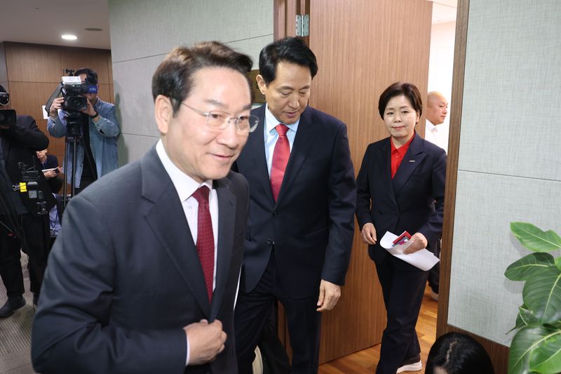 [서울=뉴시스] 고승민 기자 = 국민의힘 오세훈 서울시장, 유정복 인천시장, 양향자 경기지사 후보가 4일 서울 여의도 국회 의원회관에서 '사법내란 저지를 위한 수도권 광역단체장 후보 연석회의'에 참석하기 전 회동 후 자리를 나서고 있다. 2026.05.04. kkssmm99@newsis.com