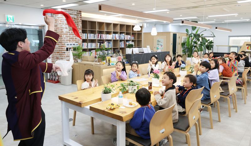 4일 세종시 인사혁신처에서 열린 '2026년 가정의 달 직원 자녀 초청행사'에 참가한 어린이들이 마술공연을 관람하고 있다.(인사혁신처 제공. 재판매 및 DB금지).2026.05.04.ⓒ 뉴스1
