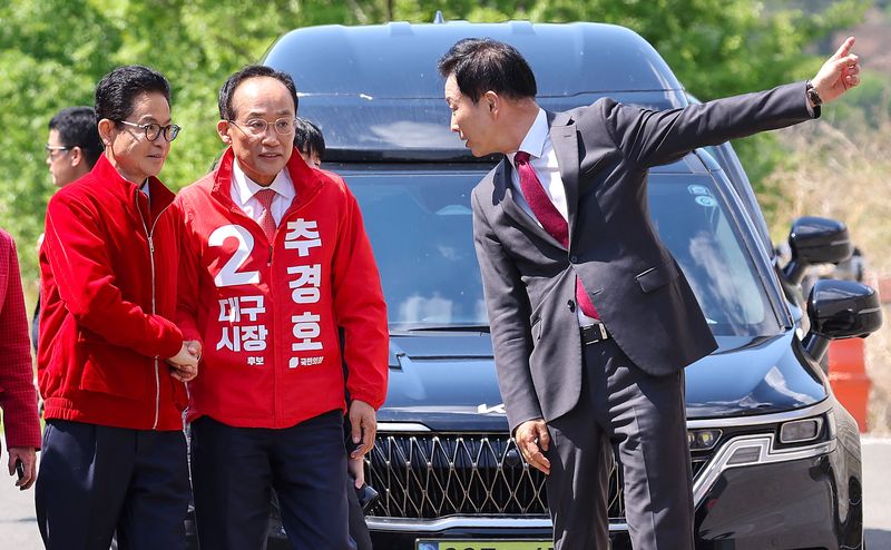 [대구=뉴시스] 이무열 기자 = 추경호 국민의힘 대구시장 예비후보와 이철우 경북도지사 예비후보가 4일 박근혜 전 대통령을 예방하기 위해 대구 달성군 유가읍 사저로 들어가고 있다. 2026.05.04. lmy@newsis.com