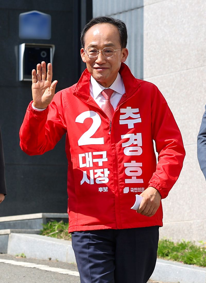 [대구=뉴시스] 이무열 기자 = 추경호 국민의힘 대구시장 예비후보가 4일 박근혜 전 대통령 예방을 마친 뒤 대구 달성군 유가읍 사저를 나오고 있다. 2026.05.04. lmy@newsis.com