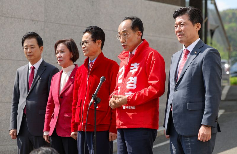 [대구=뉴시스] 이무열 기자 = 추경호 국민의힘 대구시장 예비후보가 4일 대구 달성군 유가읍 사저에서 박근혜 전 대통령을 예방한 뒤 취재진 질문에 답하고 있다. 2026.05.04. lmy@newsis.com