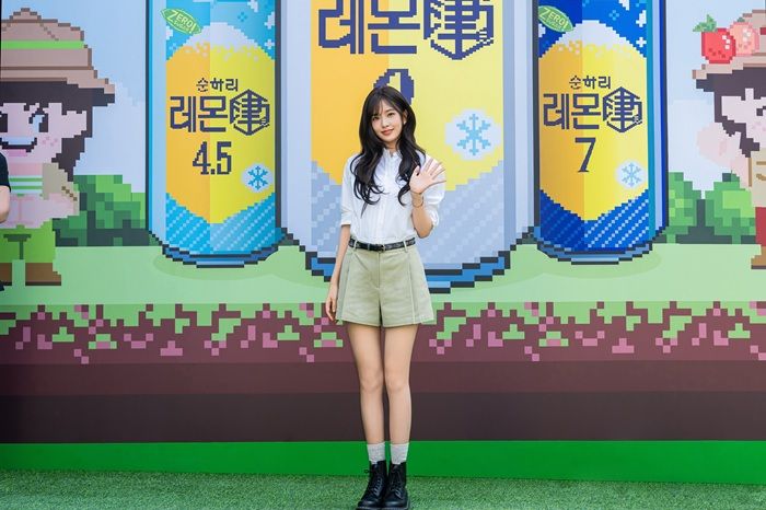 안유진이 30일 오후 성수동 '순하리찐 아일랜드’ 팝업스토어를 방문해 입구에서 손을 흔들며 포즈를 취하고 있다. 사진 = 롯데칠성음료 제공