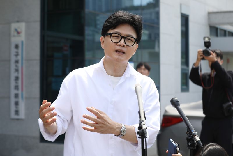 부산 북갑 보궐선거에 무소속으로 출마를 선언한 한동훈 전 국민의힘 대표가 4일 오후 부산 북구선거관리위원회에서 예비후보 등록을 마친 뒤 취재진 질문에 답하고 있다. 2026.5.4 ⓒ 뉴스1 윤일지 기자