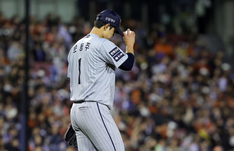 지난달 21일 잠실야구장에서 열린 2026 KBO 리그 한화 이글스와 LG 트윈스의 경기, 4회말 1사 만루 한화 선발투수 문동주가 점수를 내준 뒤 아쉬워하고 있다. 뉴시스