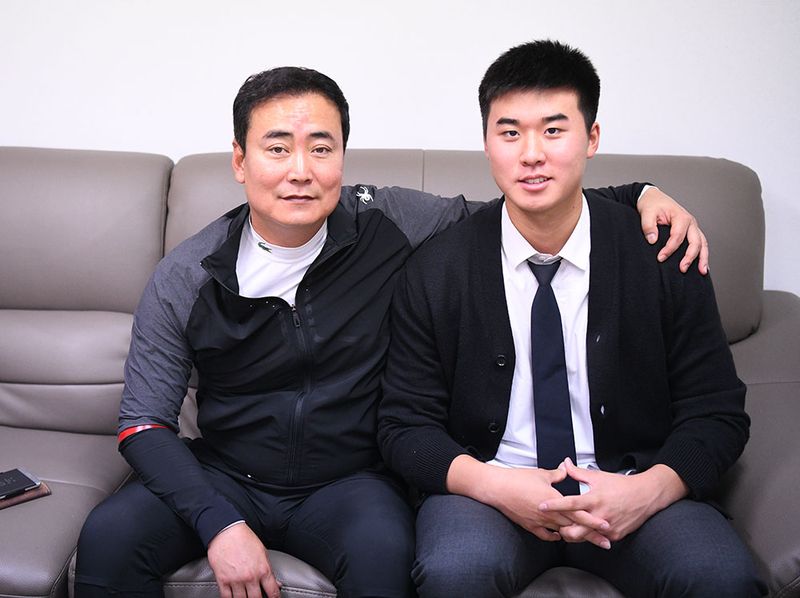 정윤진 덕수고 감독(왼쪽)과 9억원 키움 1차지명 신인 장재영. 사진 = 전상일 기자