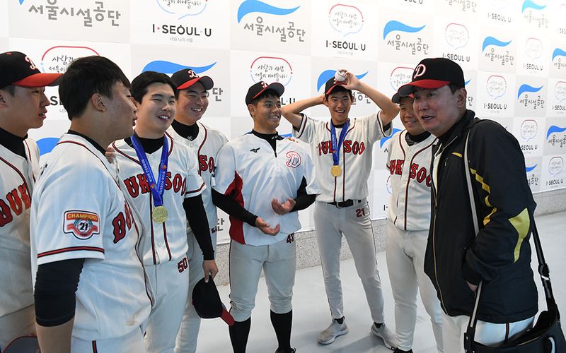서울 전국체전 우승 당시 정윤진 감독. 사진 = 전상일 기자