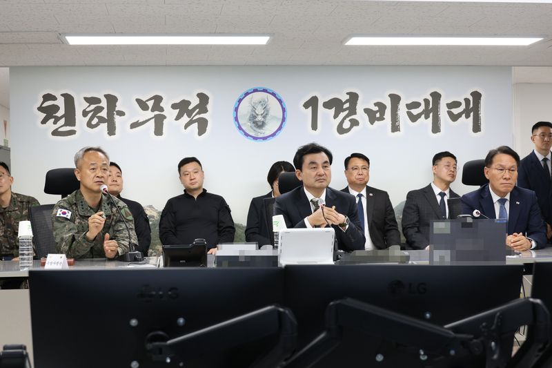 안규백 국방부장관이 4일 오후 수도방위사령부 예하의 특정경비지구 경호·경비부대를 방문하여 지휘통제실에서 지휘관들로부터 작전현황을 보고받고 작전태세를 점검하고 있다. 국방부 제공