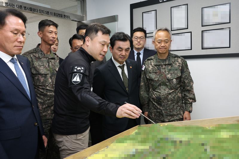 안규백 국방부장관이 4일 오후 수도방위사령부 예하의 특정경비지구 경호·경비부대를 방문하여 지휘통제실에서 지휘관들로부터 작전현황을 보고받고 작전태세를 점검하고 있다. 국방부 제공
