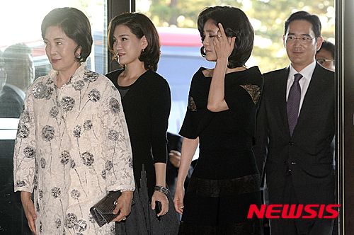 [서울=뉴시스]최진석 기자 = 이재용 삼성전자 모친인 홍라희 전 리움미술관장을 비롯해 이부진 호텔신라 사장, 이서현 삼성복지재단 이사장 등 삼성가(家) 세 모녀의 주식담보대출 금액이 1년새 2조원 이상 증가했다. 사진은 2015년 6월1일 신라호텔에서 열린 호암상 축하 만찬에 참석하는 홍라희 전 리움미술관장(왼쪽부터), 이서현 삼성복지재단 이사장, 이부진 호텔신라 사장, 이재용 삼성전자 회장. myjs@newsis.com *재판매 및 DB 금지