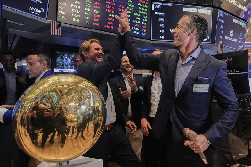 [뉴욕=AP/뉴시스]뉴욕 증권거래소(NYSE)에서 17일 워터브리지의 기업공개(IPO)가 시작되면서 존 롱 최고경영장(CEO, 왼쪽)와 데이비드 캐퍼비앙코 회장(오른쪽)이 하이파이브를 하며 축하하고 있다. 미 연준(FRB)이 9개월 만에 처음으로 금리를 인하한 데 이어 18일 미 증시 선물 시장이 S&P 500 지수 선물 0.8%, 다우존스산업평균 지수 선물은 0.7%,, 나스닥 선물은 1.1% 급등하면서 월가가 이날 사상 최고치로 개장할 것을 예고했다. 2025.09.18.