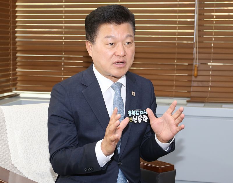 [청주=뉴시스] 서주영 기자= 신용한 더불어민주당 충북지사 후보가 청주시 청원구 우암동 뉴시스 충북본부에서 인터뷰를 하고 있다. 2026.05.03. juyeong@newsis.com *재판매 및 DB 금지