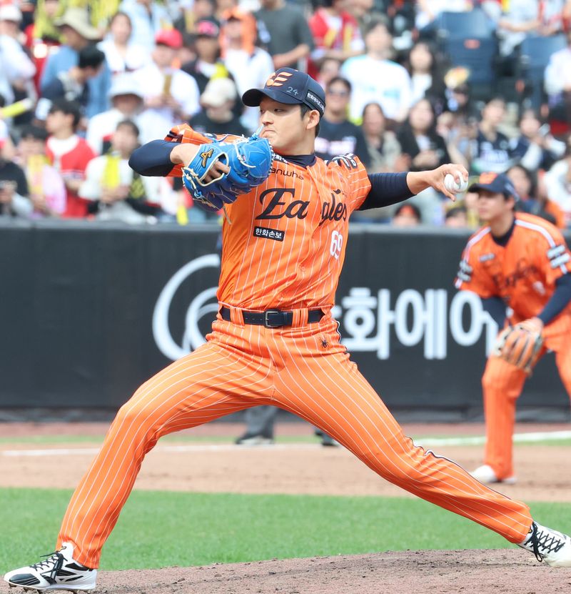 지난달 12일 대전 한화생명볼파크에서 열린 2026 신한 SOL KBO리그 기아 타이거즈와 한화 이글스의 경기에서 한화 강건우가 투구하고 있다. 뉴스1