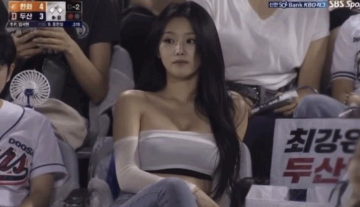 인공지능(AI) 콘텐츠로 추정되는 중계 영상 속 한 여성. 사진=온라인 커뮤니티