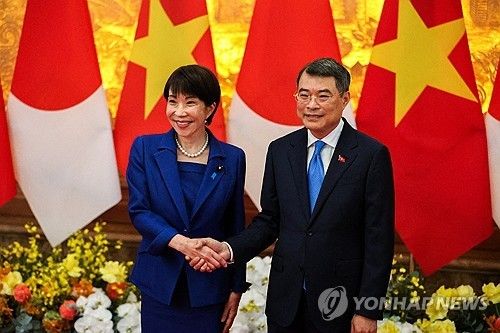 악수하는 다카이치 일본 총리(좌측)와 레 민 흥 베트남 총리 (출처=연합뉴스)
