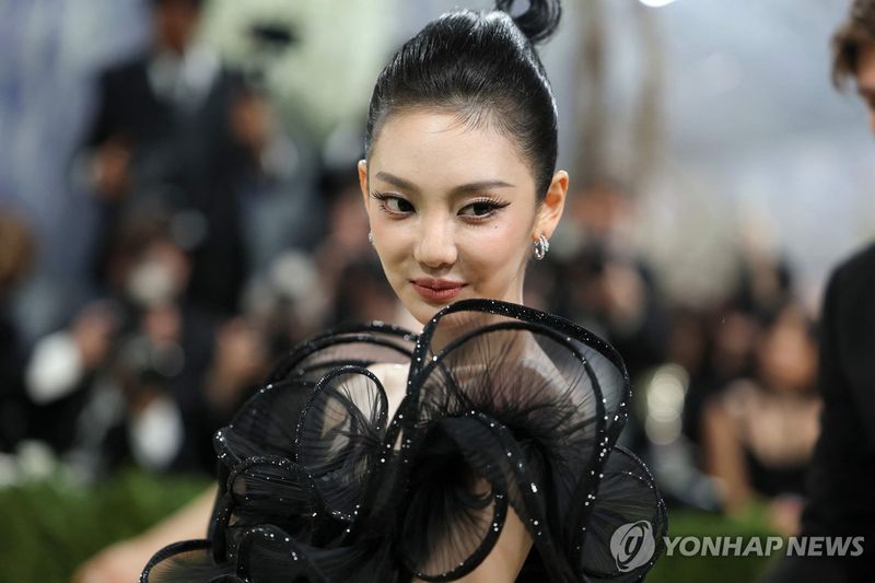 '멧 갈라' 참석한 그룹 에스파 닝닝 (출처=연합뉴스)