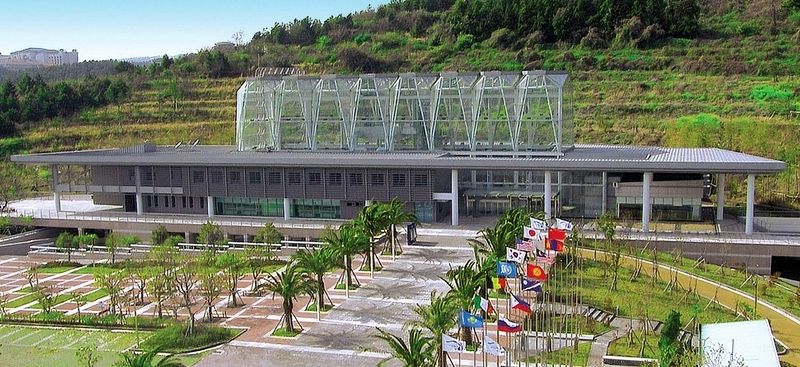 서귀포시 중문관광로 제주국제평화센터에 자리한 UNITAR 제주국제연수센터 전경. 제주국제연수센터는 2010년 개소 이후 아시아·태평양 개발도상국 공무원과 제주지역 청년 등을 대상으로 지속가능발전 분야 연수 프로그램을 운영해 왔다. /사진=UNITAR 제주국제연수센터 제공