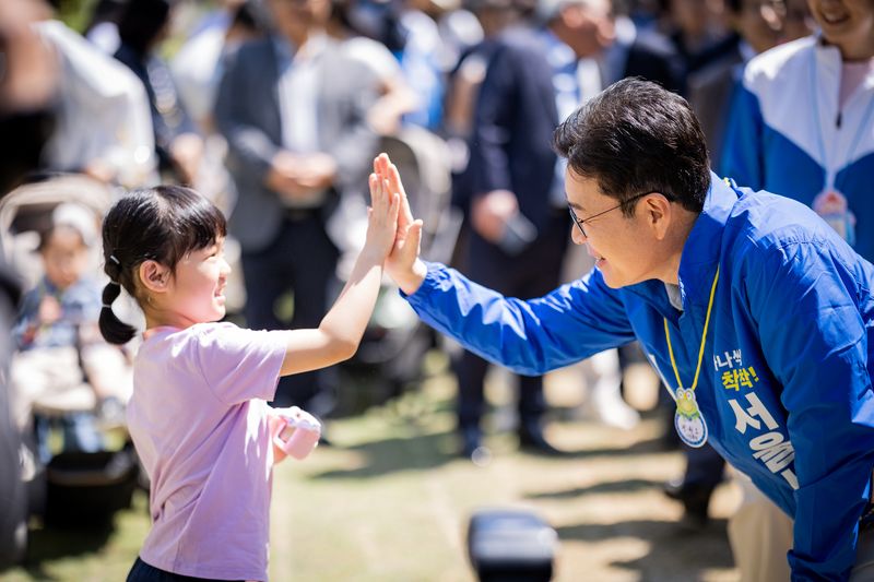 정원오 더불어민주당 서울시장 후보가 5일 오전 서울 광진구 어린이대공원을 찾아 어린이와 인사를 나누고 있다. 뉴시스