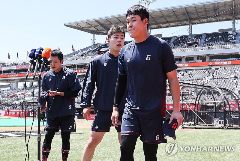 징계 마치고 복귀한 김세민-고승민-나승엽 (출처=연합뉴스)