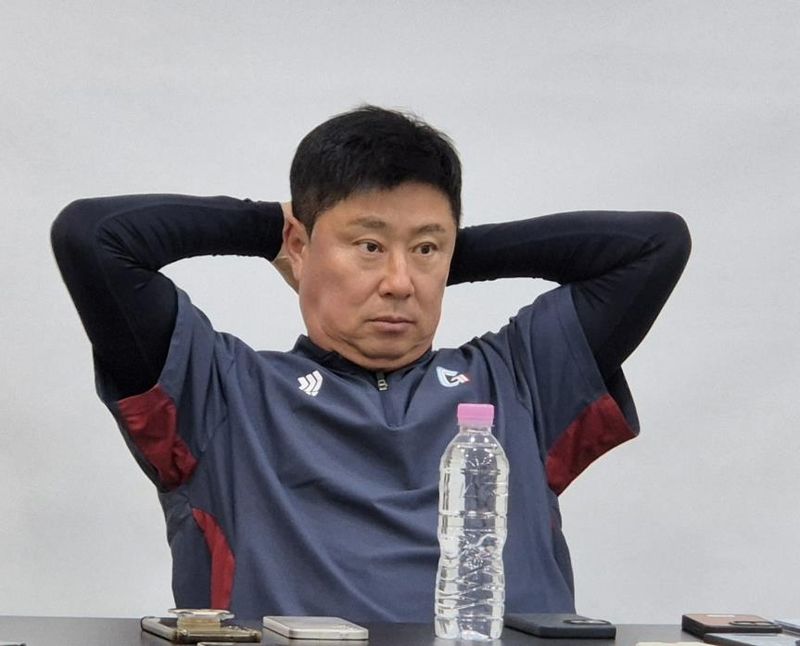 질문받는 김태형 롯데 감독 (출처=연합뉴스)