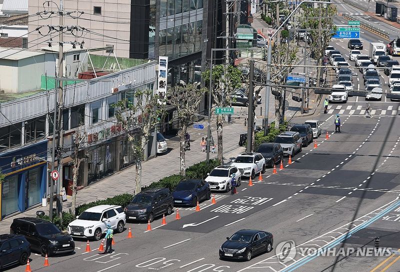 입장부터 막히는 줄 (출처=연합뉴스)