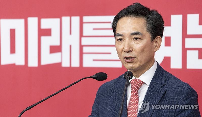 취재진 질문에 답하는 6ㆍ3 재보선 부산 북구 갑 국민의힘 박민식 후보 (출처=연합뉴스)