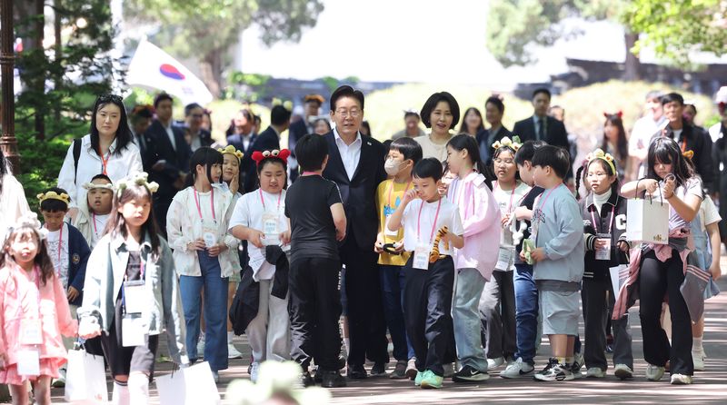 이재명 대통령과 김혜경 여사가 5일 청와대에서 열린 2026 어린이날 초청행사에 참석한 어린이들과 녹지원으로 이동하고 있다. 2026.5.5 ⓒ 뉴스1 허경 기자