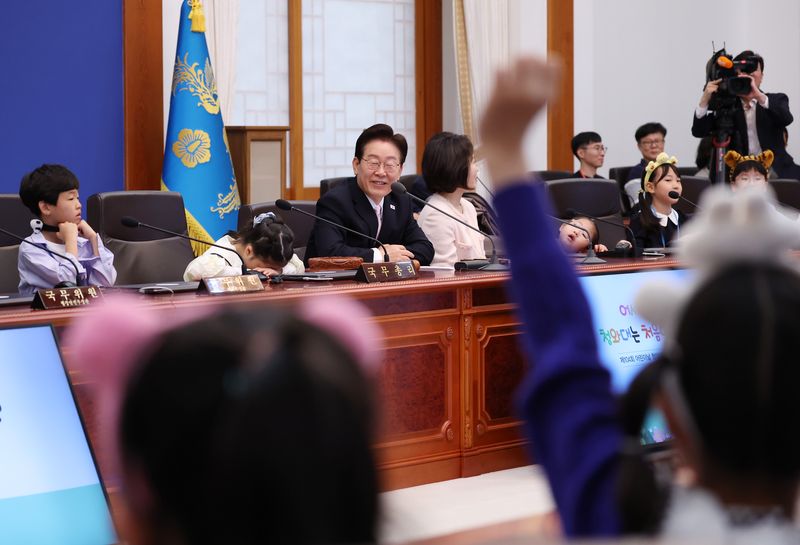 이재명 대통령과 김혜경 여사가 5일 청와대 본관에서 열린 2026 어린이날 초청행사에 참석한 어린이들과 국무회의를 하고 있다. 2026.5.5 ⓒ 뉴스1 허경 기자
