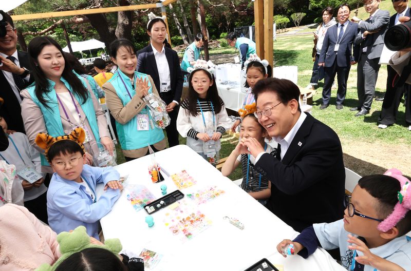 이재명 대통령이 5일 청와대 녹지원에서 열린 2026 어린이날 초청행사에 참석한 어린이들과 나만의 키캡 만들기 체험을 하고 있다. 2026.5.5 ⓒ 뉴스1 허경 기자