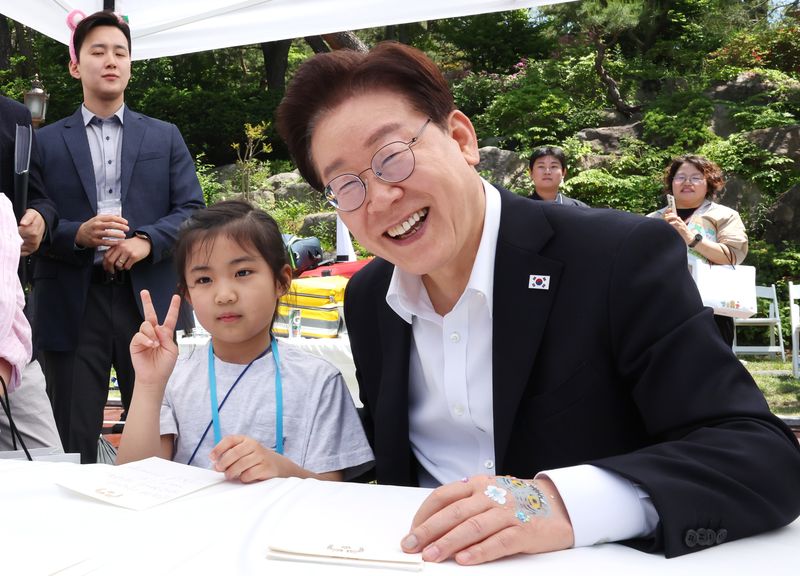 이재명 대통령이 5일 청와대 녹지원에서 열린 2026 어린이날 초청행사에 참석한 어린이와 함께 환하게 웃고 있다. 2026.5.5 ⓒ 뉴스1 허경 기자