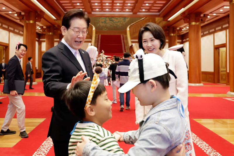 이재명 대통령과 김혜경 여사가 5일 청와대 본관에서 열린 2026 어린이날 초청행사에 참석한 어린이들을 맞이하고 있다. 2026.5.5 ⓒ 뉴스1 허경 기자