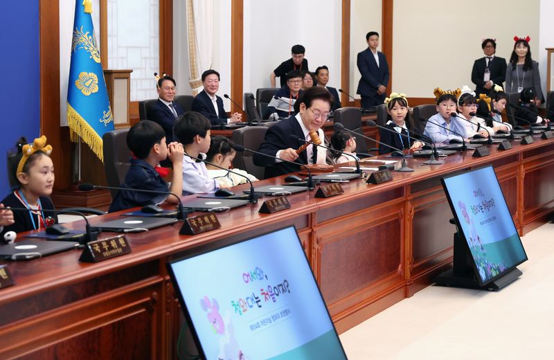 이재명 대통령과 김혜경 여사가 5일 청와대 본관에서 열린 2026 어린이날 초청행사에 참석한 어린이들과 국무회의를 하고 있다. 2026.5.5 ⓒ 뉴스1 허경 기자