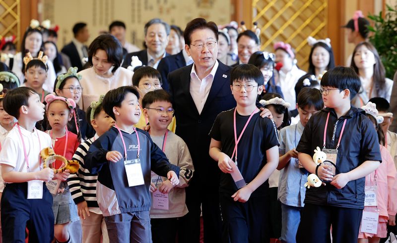 이재명 대통령과 김혜경 여사가 5일 청와대 본관에서 열린 2026 어린이날 초청행사에 참석한 어린이들과 녹지원으로 이동하고 있다. 2026.5.5 ⓒ 뉴스1 허경 기자
