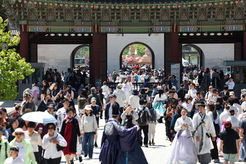 어린이날인 5일 서울 경복궁이 나들이 나온 시민들과 외국인 관광객들로 북적이고 있다. 2026.5.5 ⓒ 뉴스1 임지훈 인턴기자