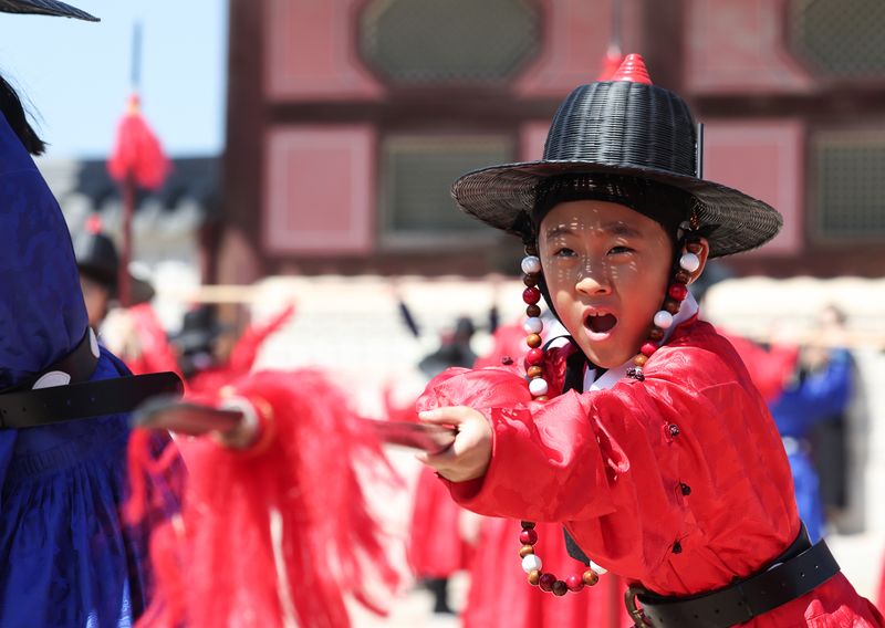 어린이날인 5일 서울 경복궁에서 열린 '조선시대 갑사(甲士) 선발 취재(取才) 체험'에 참여한 어린이들이 '창술'을 체험하고 있다. 갑사 취재는 조선 전기 직업군인인 ‘갑사’를 선발하기 위해 실시된 군사 선발 시험이다. 2026.5.5 ⓒ 뉴스1 임지훈 인턴기자