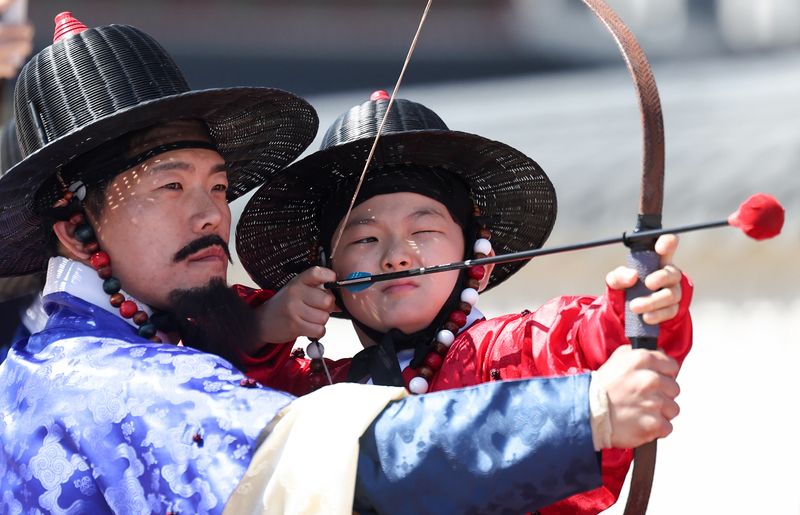 어린이날인 5일 서울 경복궁에서 열린 '조선시대 갑사(甲士) 선발 취재(取才) 체험'에 참여한 어린이들이 '궁술'을 체험하고 있다. 갑사 취재는 조선 전기 직업군인인 ‘갑사’를 선발하기 위해 실시된 군사 선발 시험이다. 2026.5.5 ⓒ 뉴스1 임지훈 인턴기자