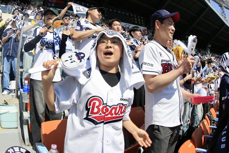 어린이날인 5일 오후 서울 송파구 잠실야구장에서 열린 프로야구 '2026 신한은행 SOL KBO리그' 두산 베어스와 LG 트윈스의 경기, 두산 어린이팬이 열정적인 응원을 펼치고 있다. 2026.5.5 ⓒ 뉴스1 김진환 기자