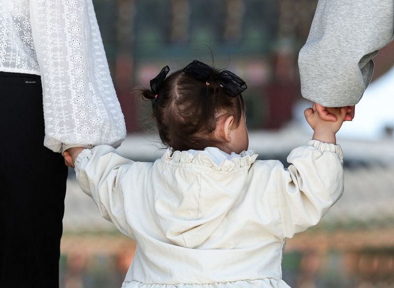 어린이날인 5일 서울 경복궁을 찾은 한 어린이가 할머니와 엄마 손을 꼭 잡고 즐거운 시간을 보내고 있다. 2026.5.5 ⓒ 뉴스1 임지훈 인턴기자